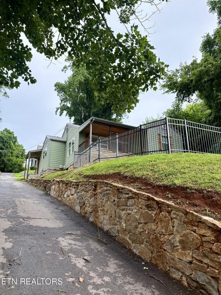 425 Sewanee St - Photo 4 of 16