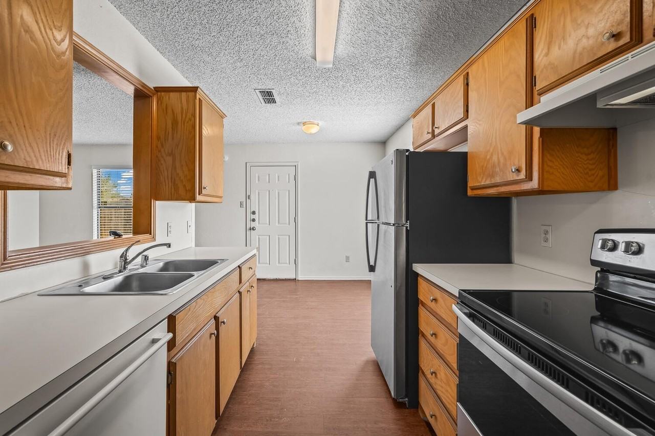 2107 La Salle Ave - Photo 4 of 30