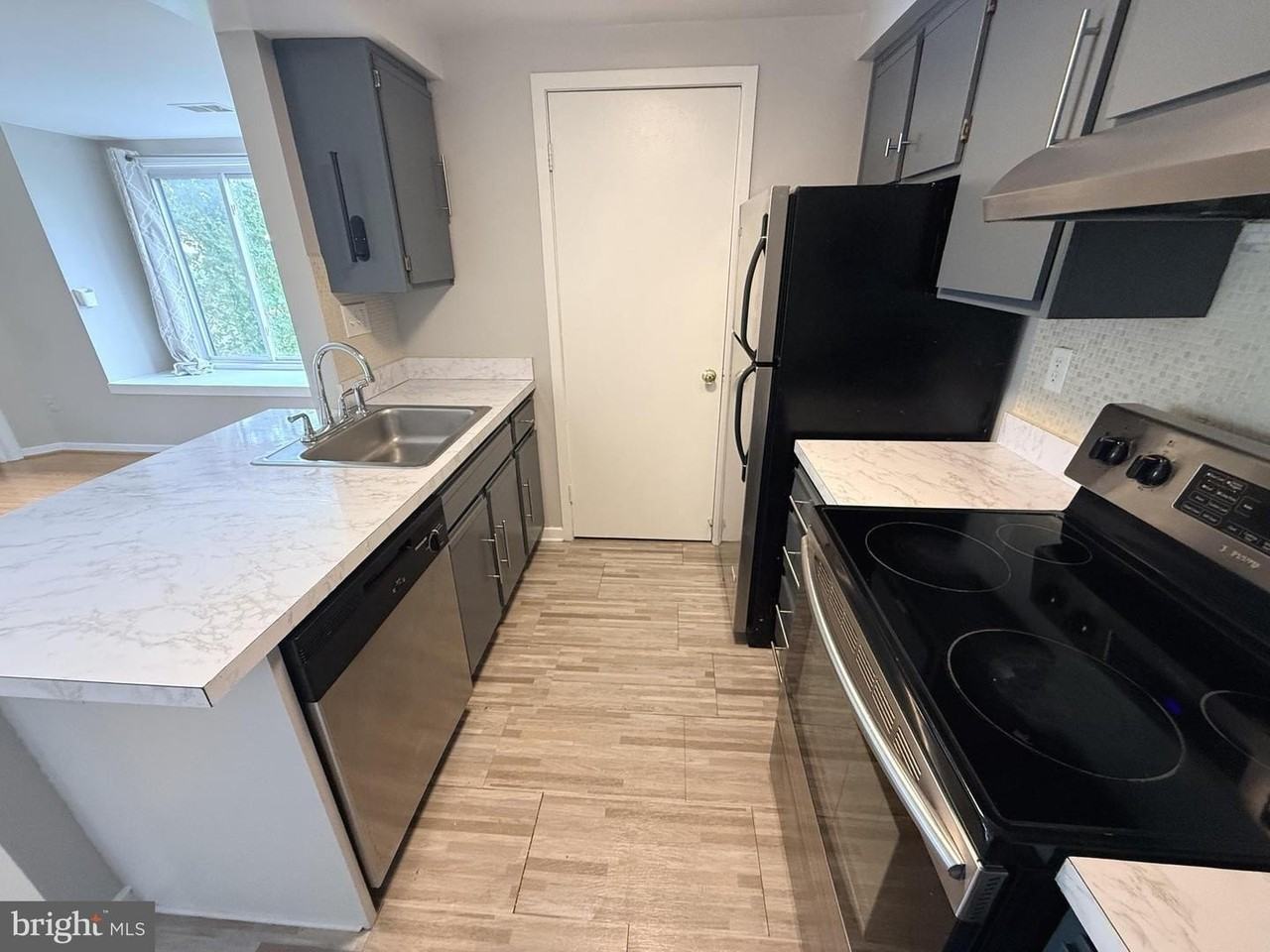 9802 Hellingly Pl - Photo 4 of 16
