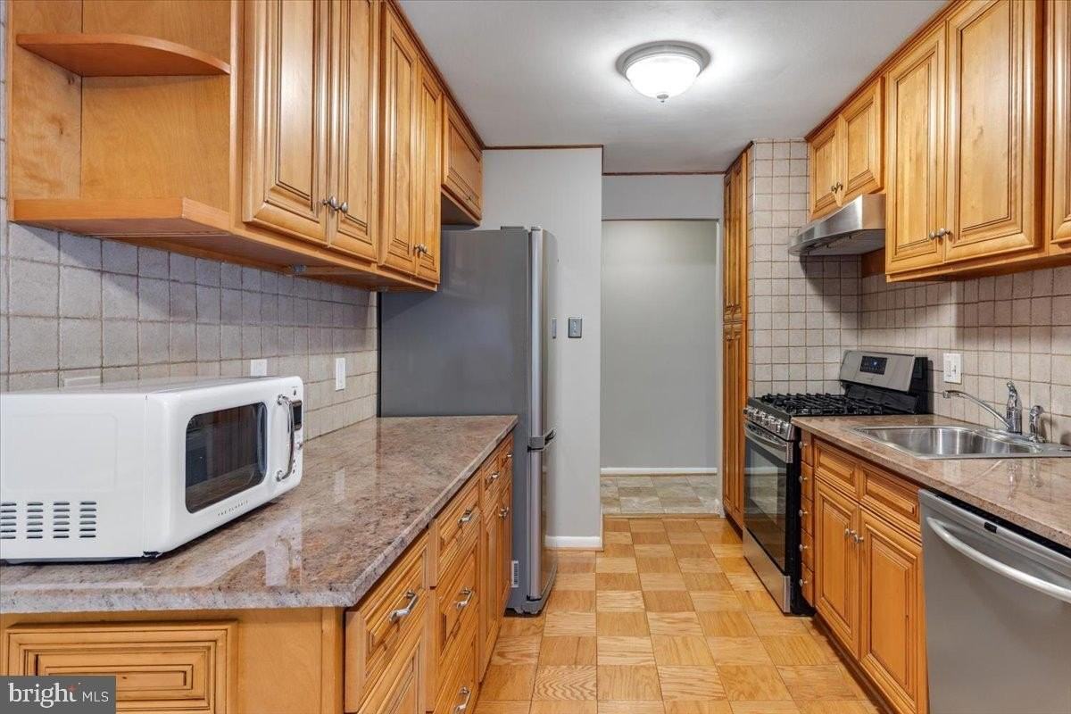 2844 Dover Ln - Photo 3 of 22