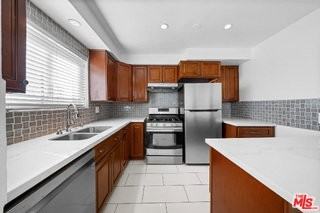 148 S Reeves Dr #4 - Photo 4 of 8
