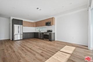 662 N Mariposa Ave #1-2 - Photo 5 of 8
