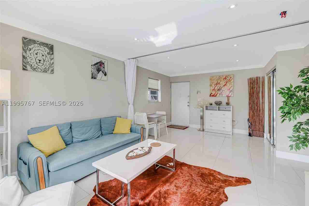618 Euclid Ave #204 - Photo 3 of 32