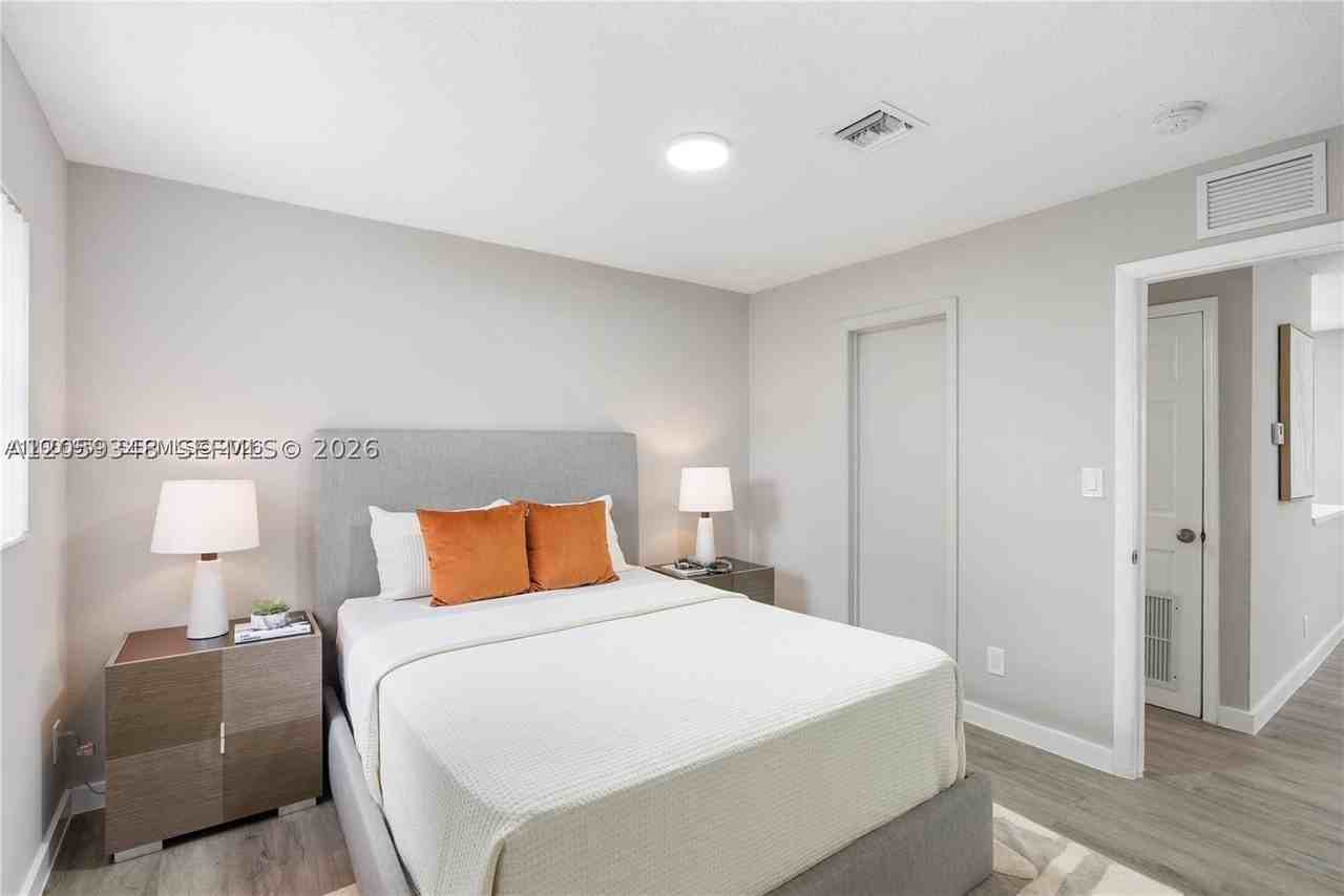 316 Sw 14th St #1 - Photo 2 of 4