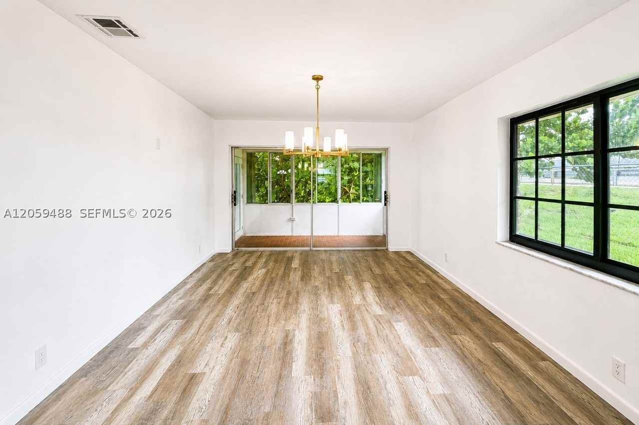 2401 Nw 52nd St - Photo 4 of 18