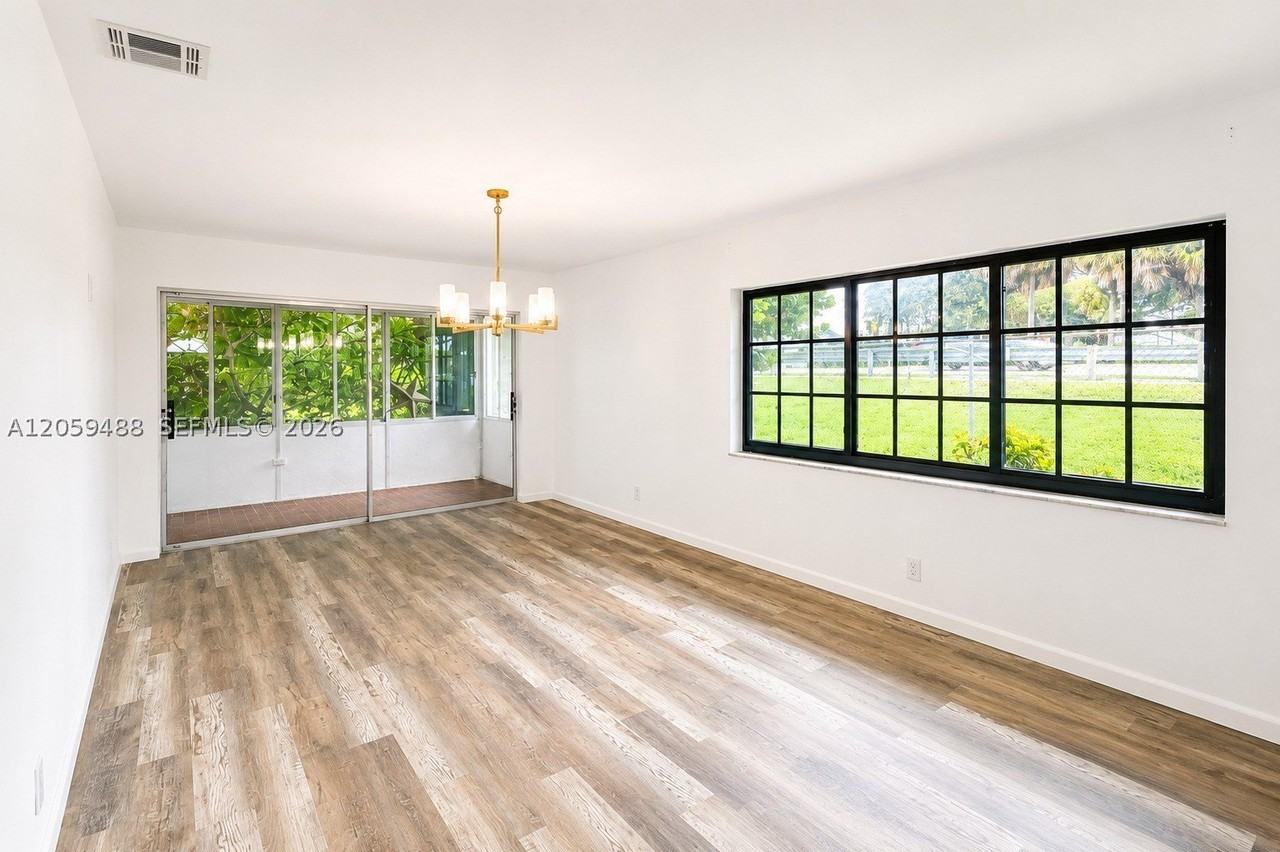 2401 Nw 52nd St - Photo 5 of 18