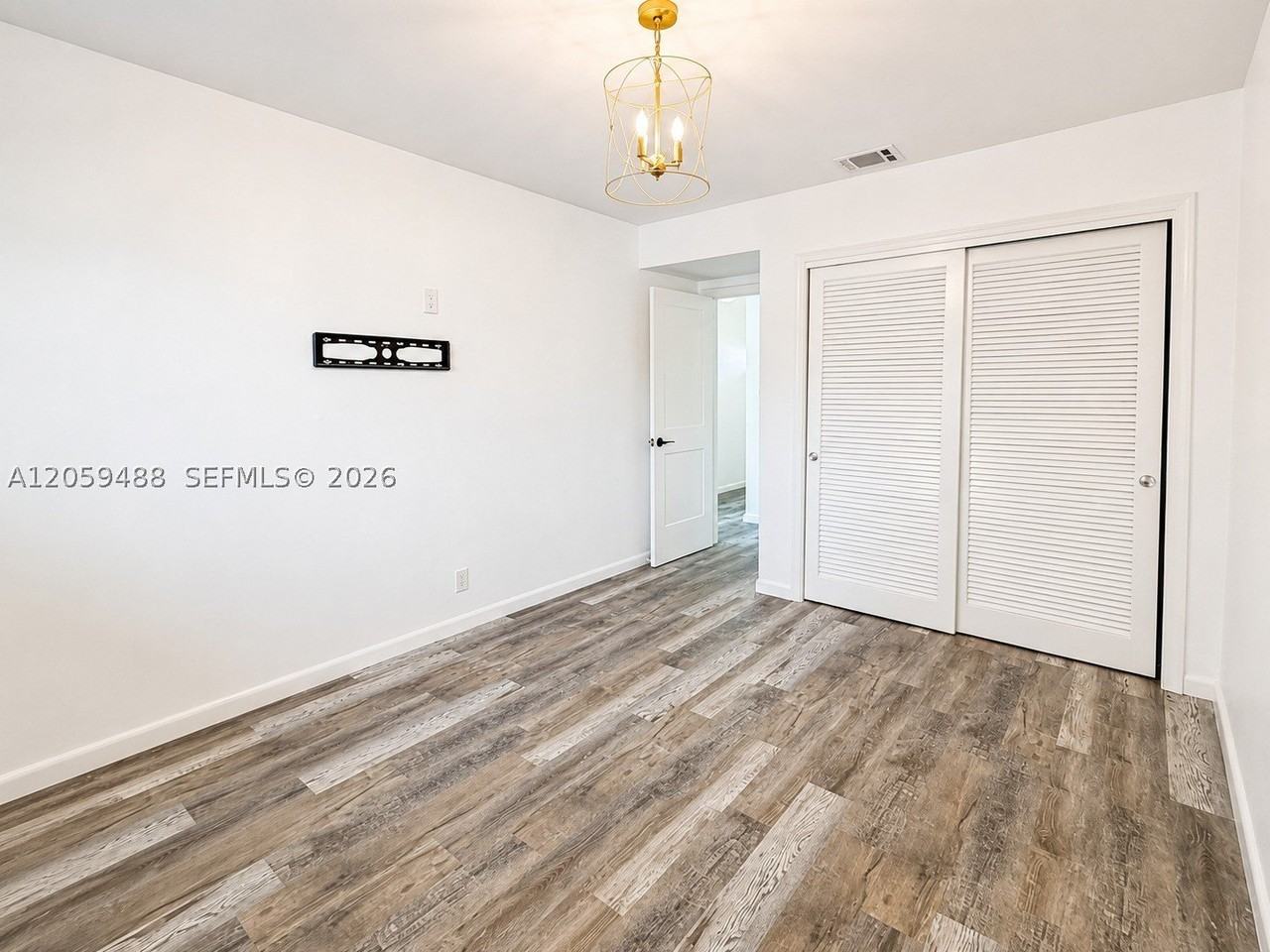 2401 Nw 52nd St - Photo 6 of 18