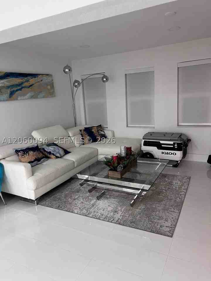 1870 Nw 5th St #1 - Photo 4 of 6