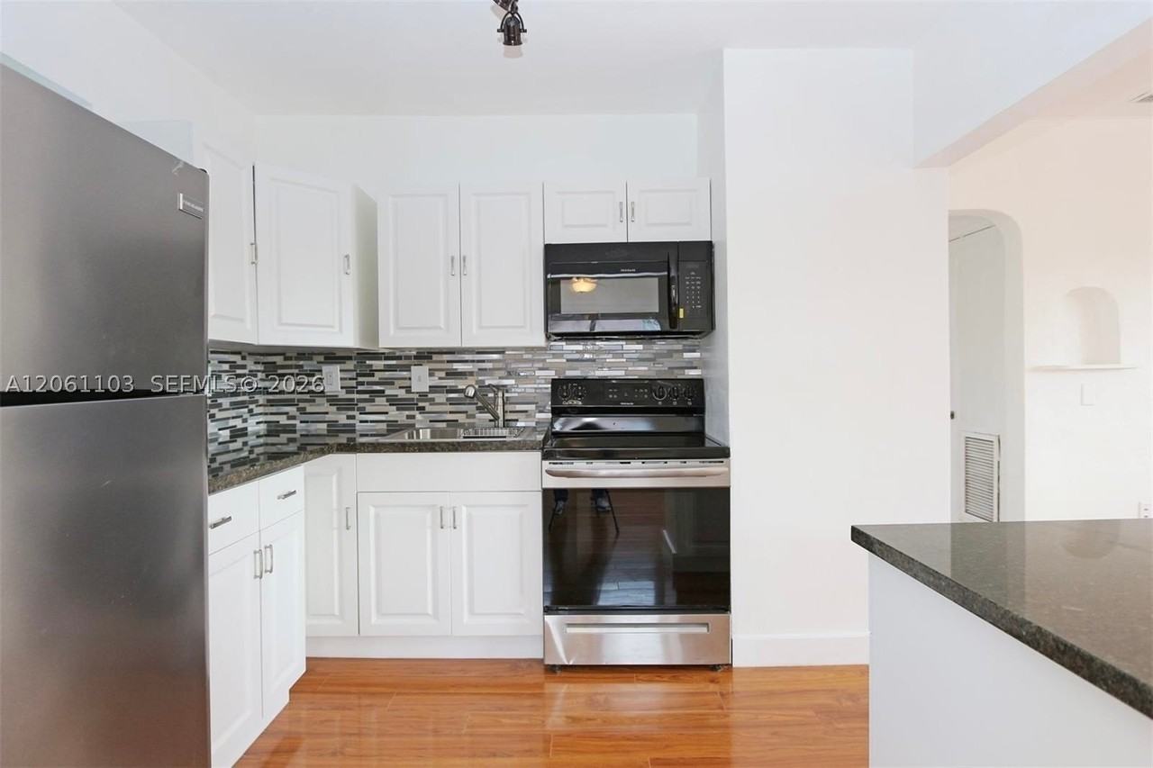 1971 Sw 17th Ct #B - Photo 4 of 28