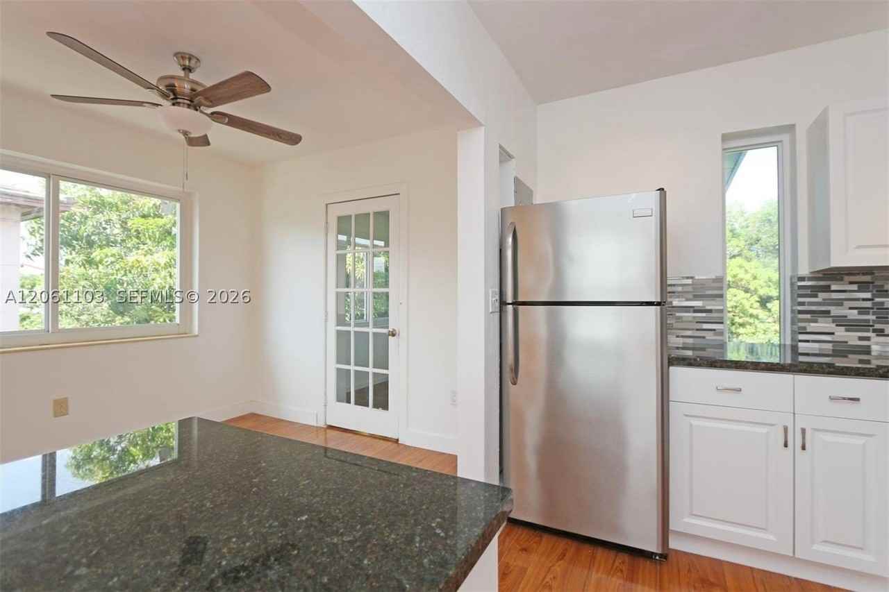 1971 Sw 17th Ct #B - Photo 6 of 28