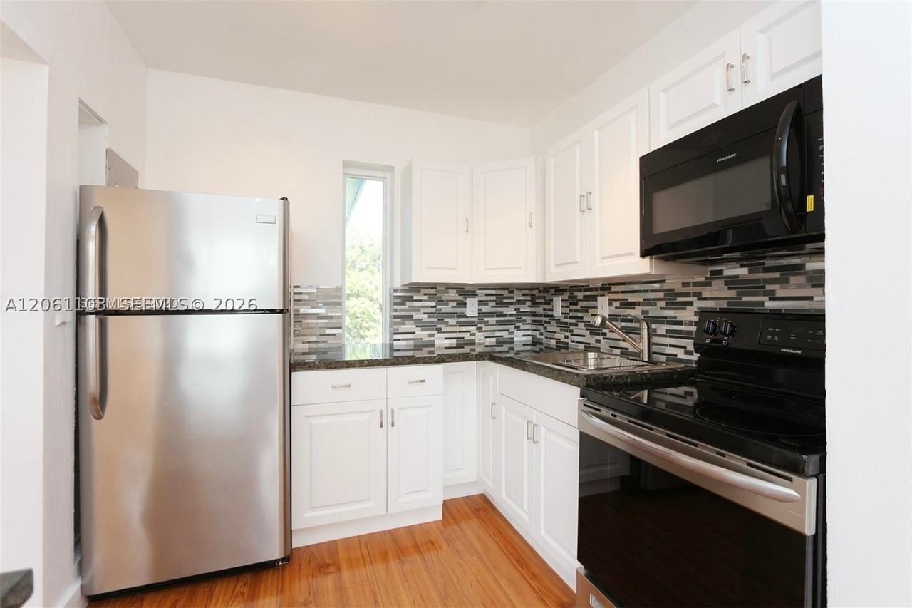 1971 Sw 17th Ct #B - Photo 7 of 28