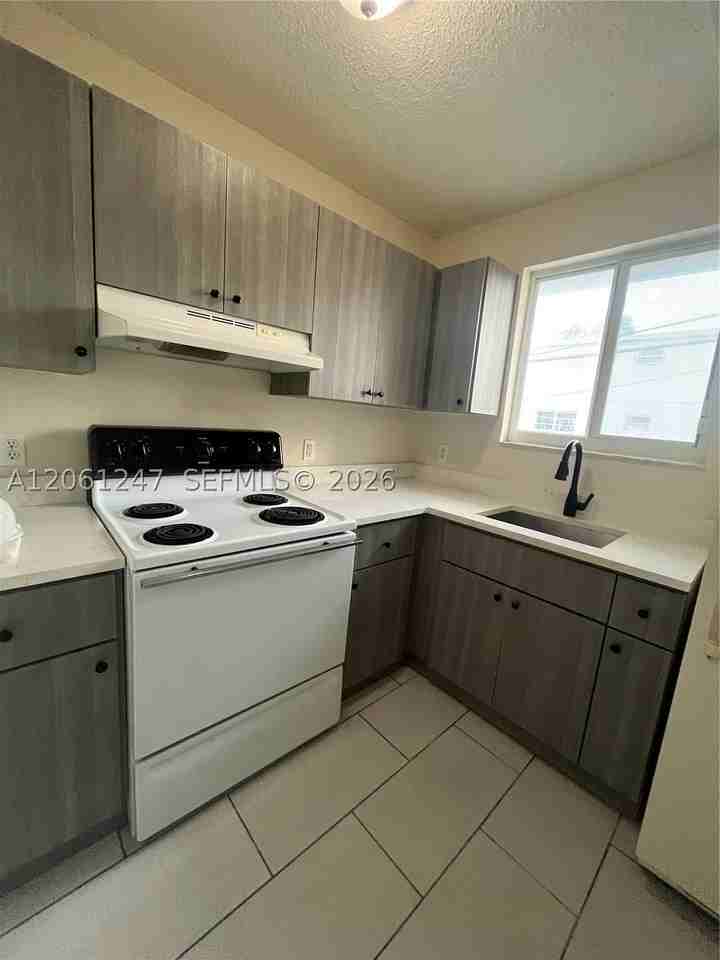 126 Sw 21st Ave #3 - Photo 2 of 8