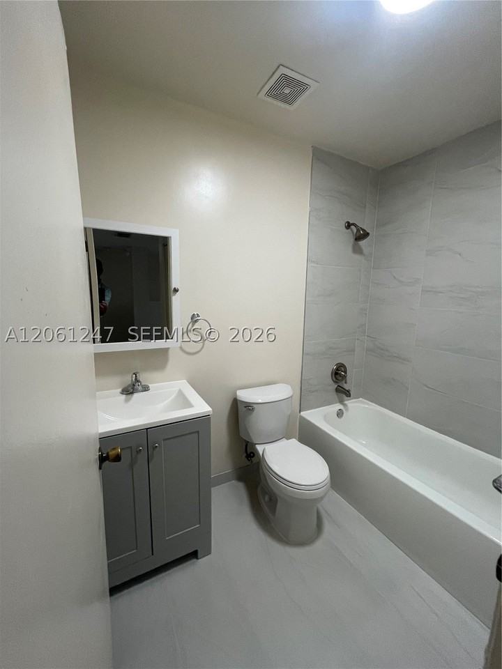 126 Sw 21st Ave #3 - Photo 3 of 8