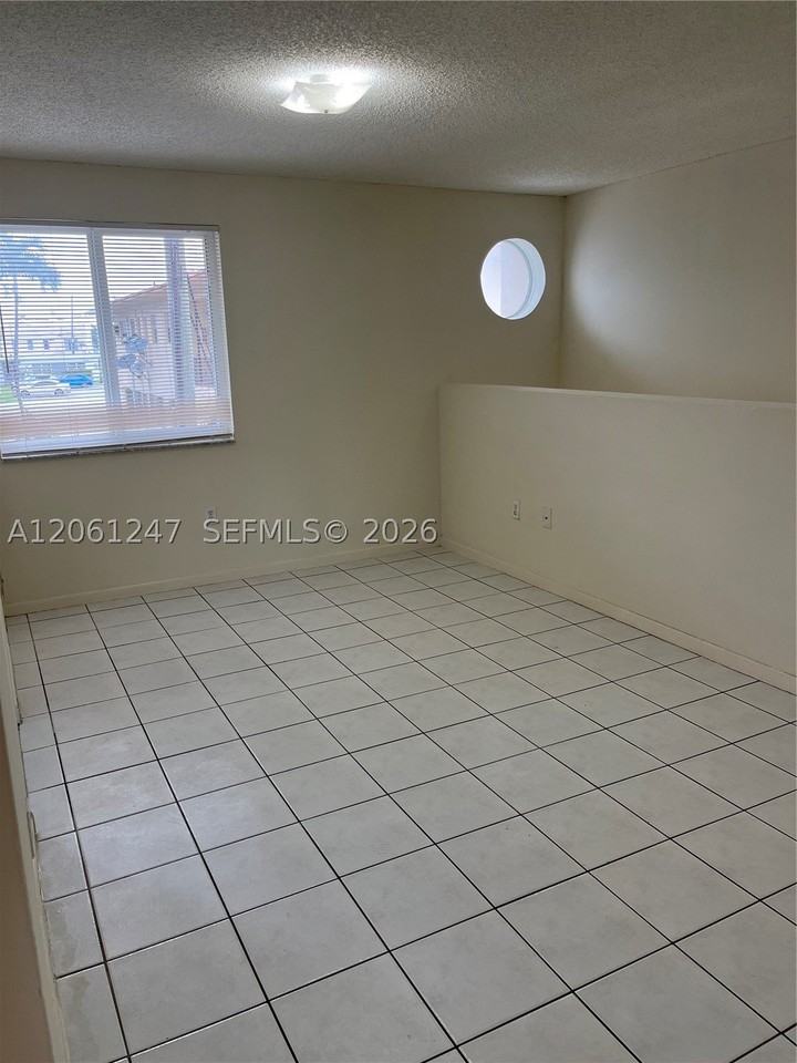 126 Sw 21st Ave #3 - Photo 4 of 8