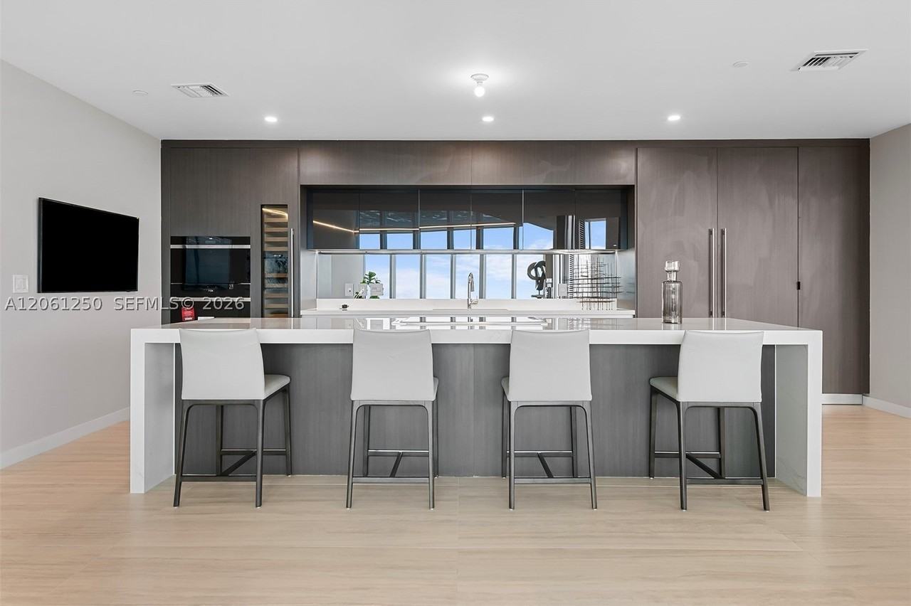 851 Ne 1st Ave - Photo 5 of 50