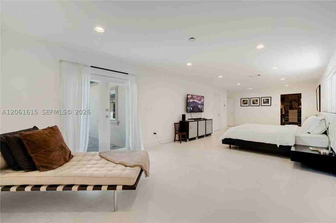 324 Caribbean Rd - Photo 6 of 22