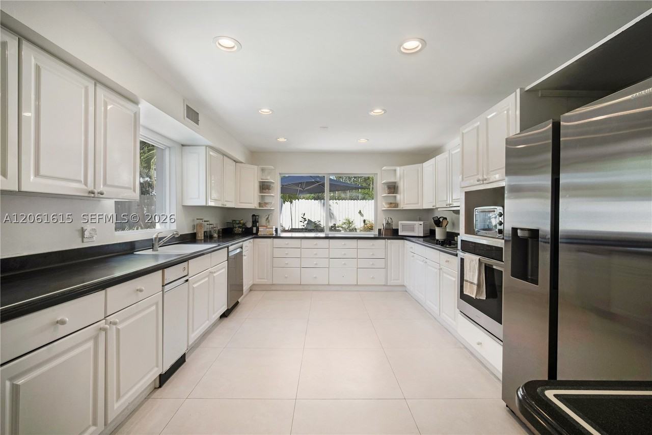 324 Caribbean Rd - Photo 7 of 22