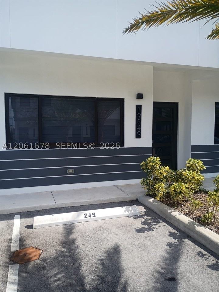19249 Nw 37th Ave - Photo 3 of 14