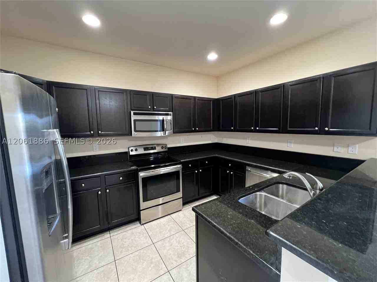 748 Se 32nd Ave #748 - Photo 6 of 40
