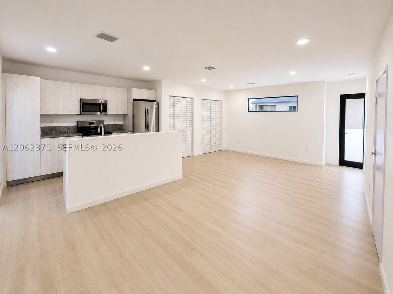 552 Nw 7th St #6 - Photo 2 of 24