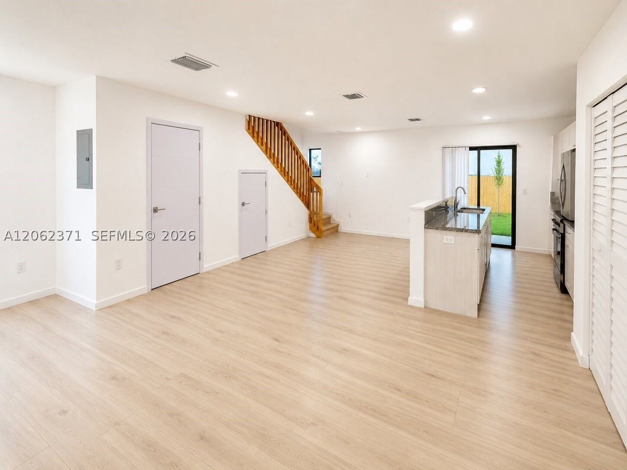 552 Nw 7th St #6 - Photo 3 of 24
