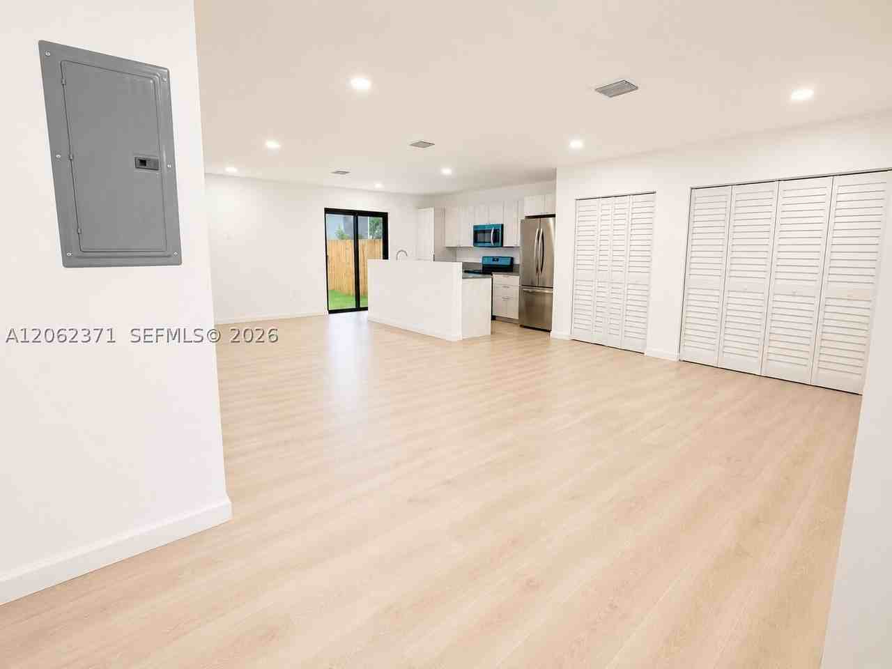 552 Nw 7th St #6 - Photo 4 of 24