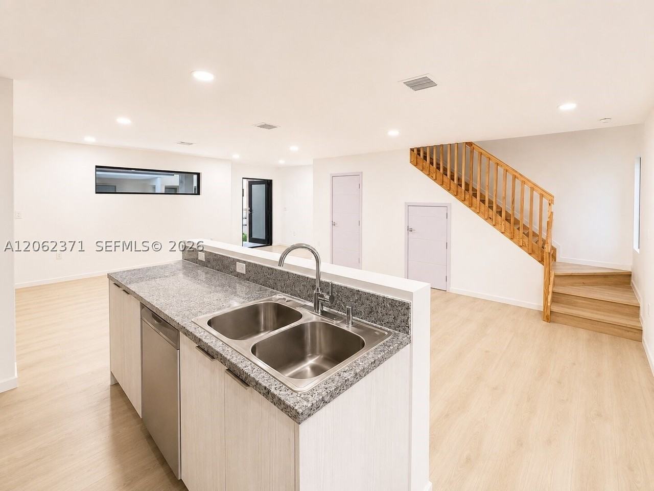 552 Nw 7th St #6 - Photo 6 of 24