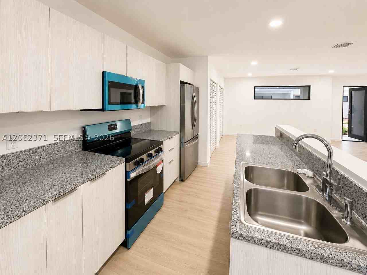 552 Nw 7th St #6 - Photo 7 of 24