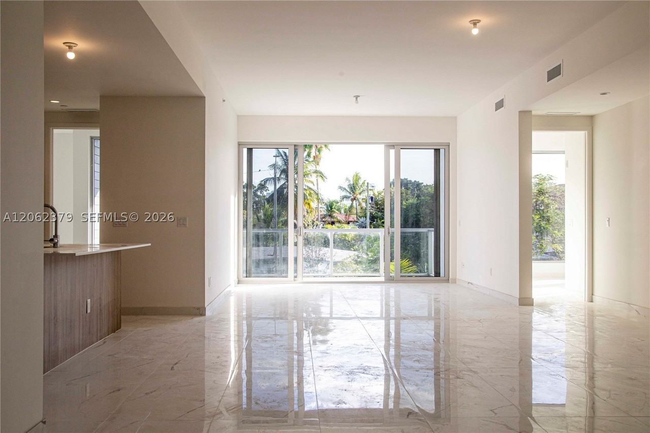 529 Sw 11th St #202 - Photo 3 of 12