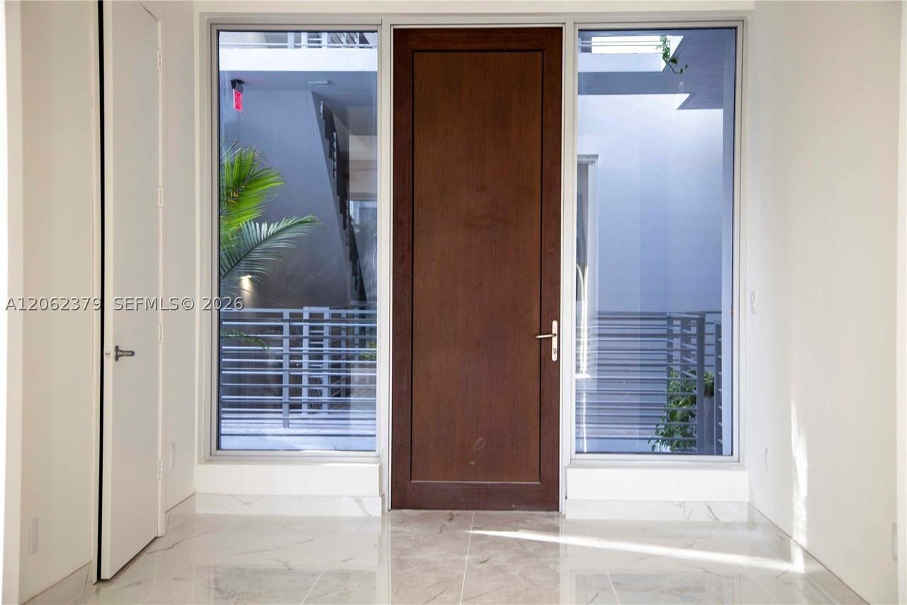 529 Sw 11th St #202 - Photo 4 of 12