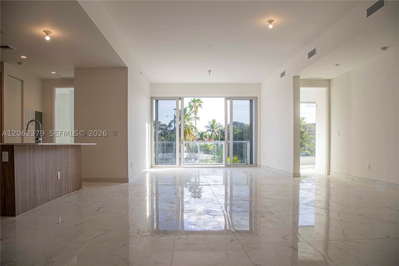 529 Sw 11th St #202 - Photo 5 of 12