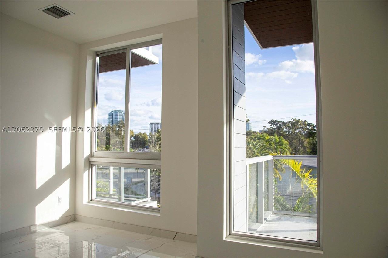 529 Sw 11th St #202 - Photo 7 of 12