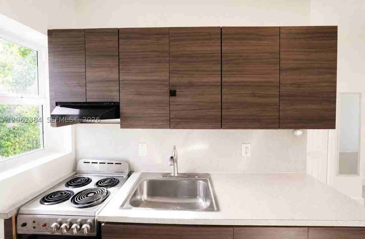 551 Ne 61st St #3 - Photo 2 of 7