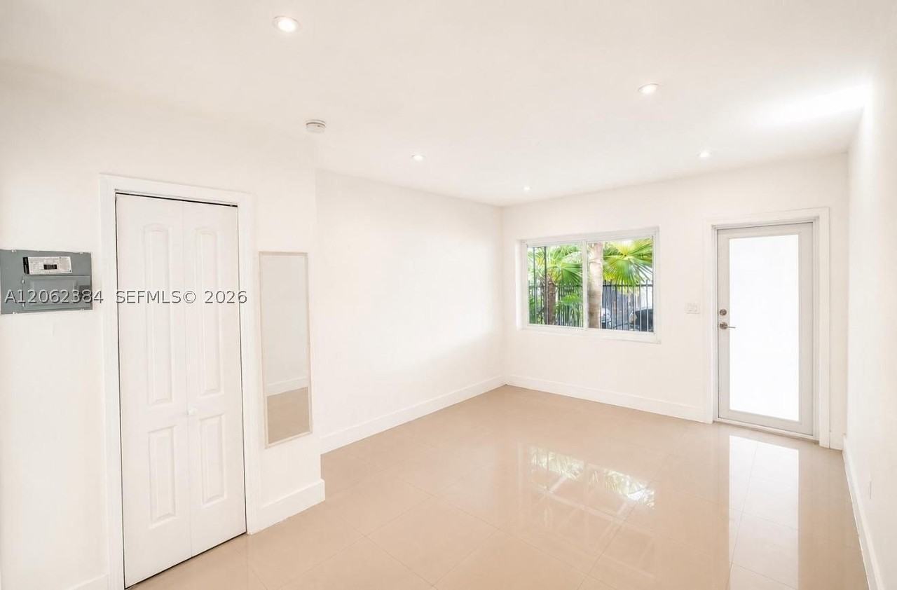 551 Ne 61st St #3 - Photo 5 of 7
