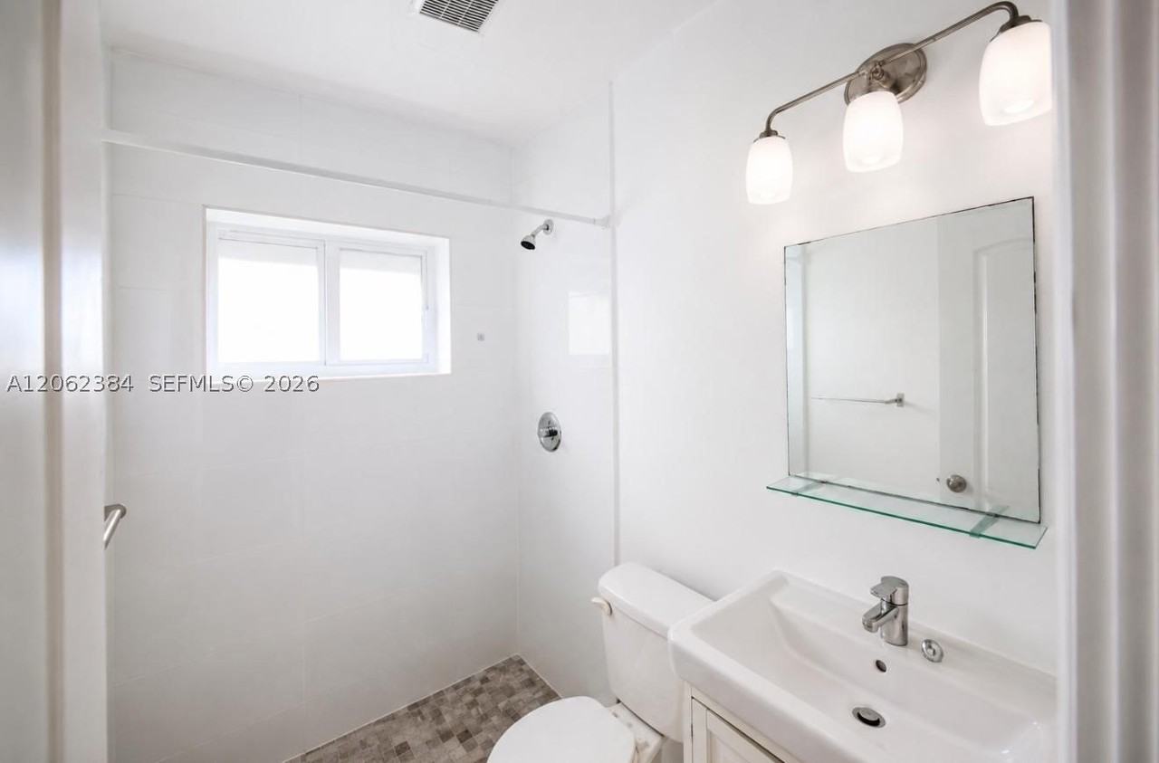 551 Ne 61st St #3 - Photo 6 of 7
