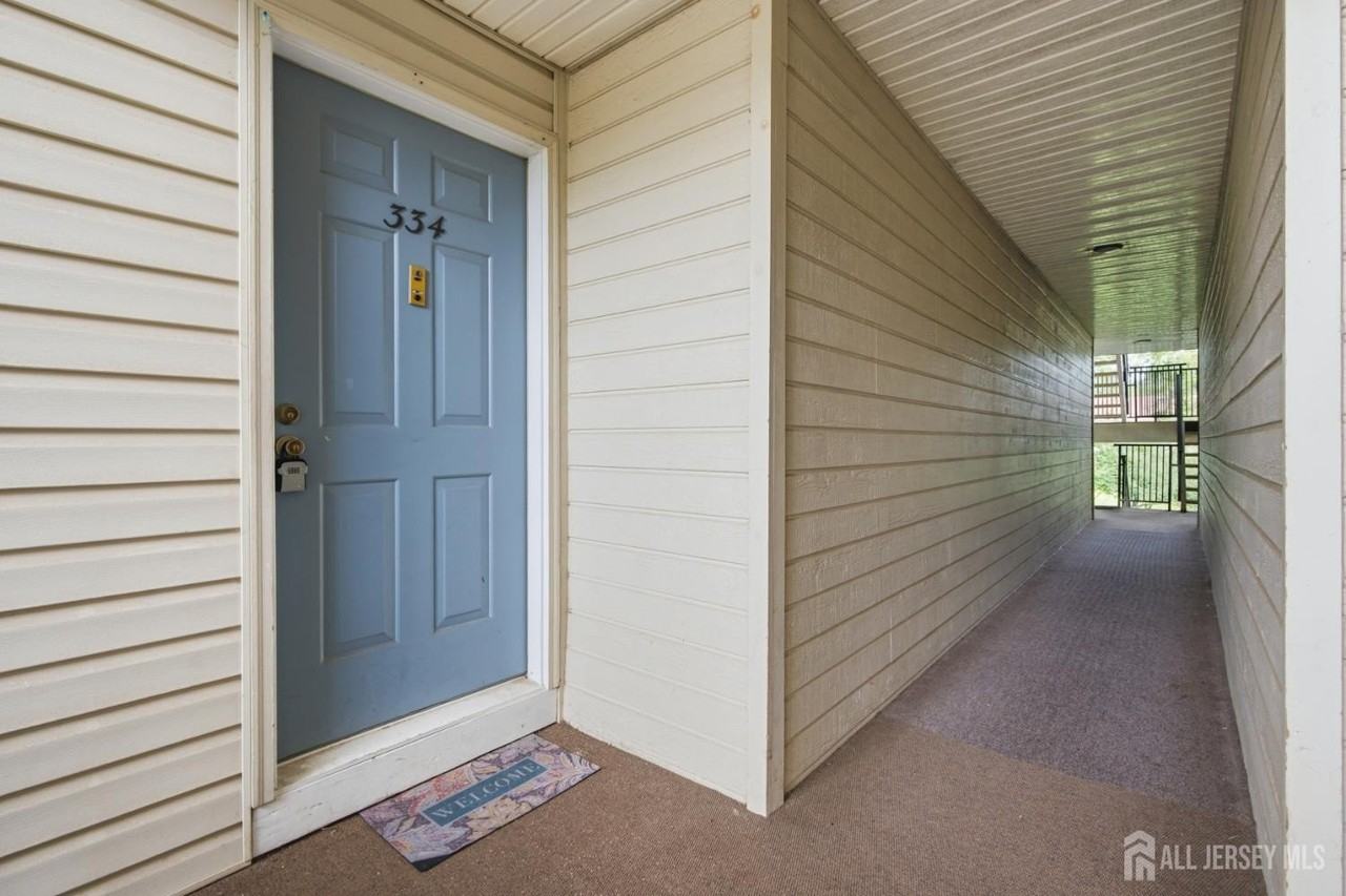 334 Lancaster Ct - Photo 4 of 25