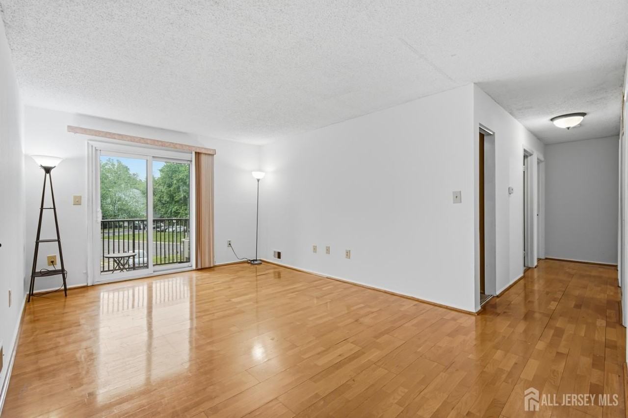 334 Lancaster Ct - Photo 5 of 25
