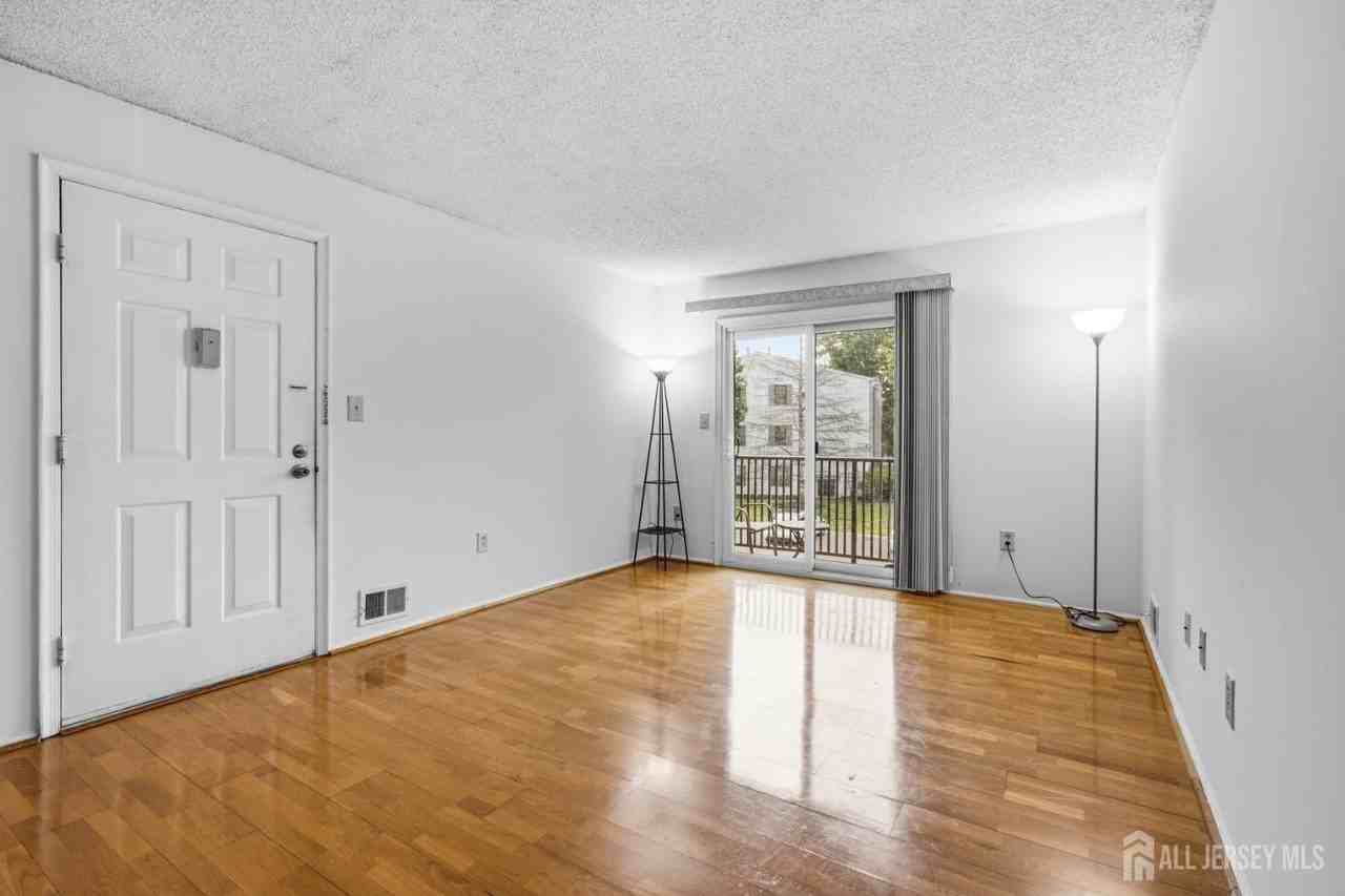 334 Lancaster Ct - Photo 6 of 25