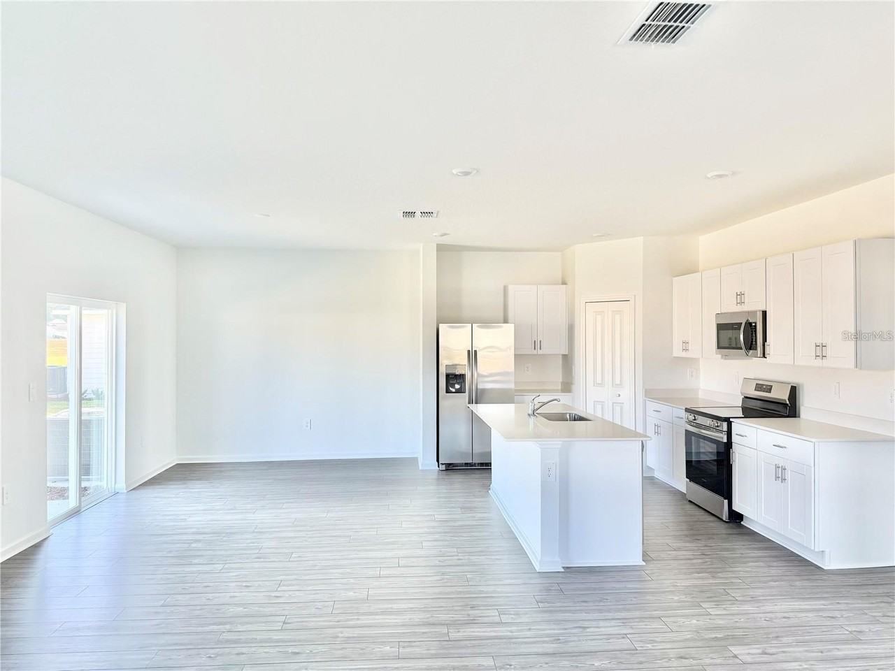 3783 Ne 30th Ter - Photo 4 of 29