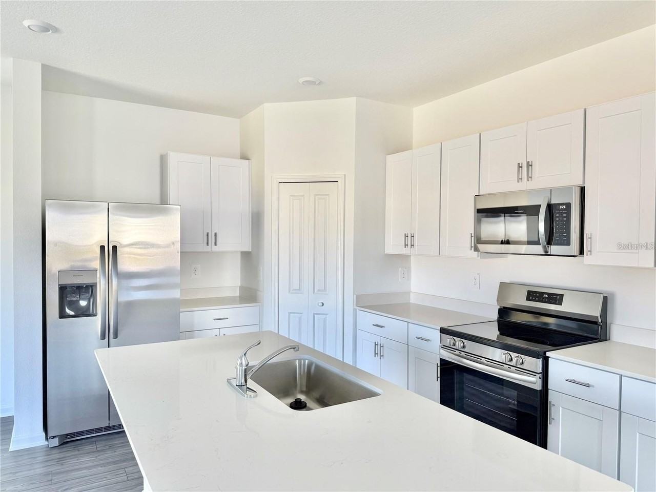 3783 Ne 30th Ter - Photo 5 of 29