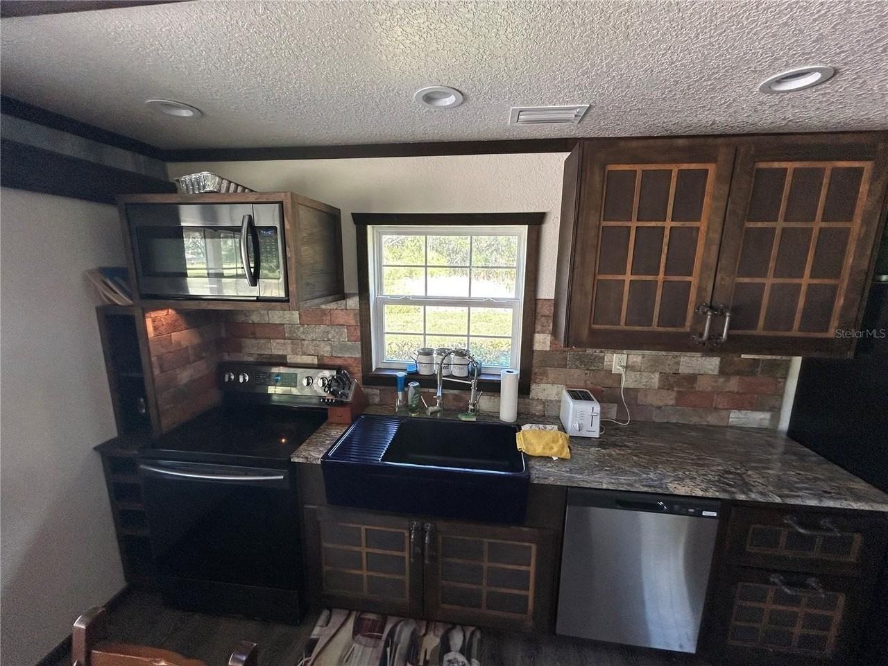 15455 Nw 100th Avenue Rd - Photo 2 of 10