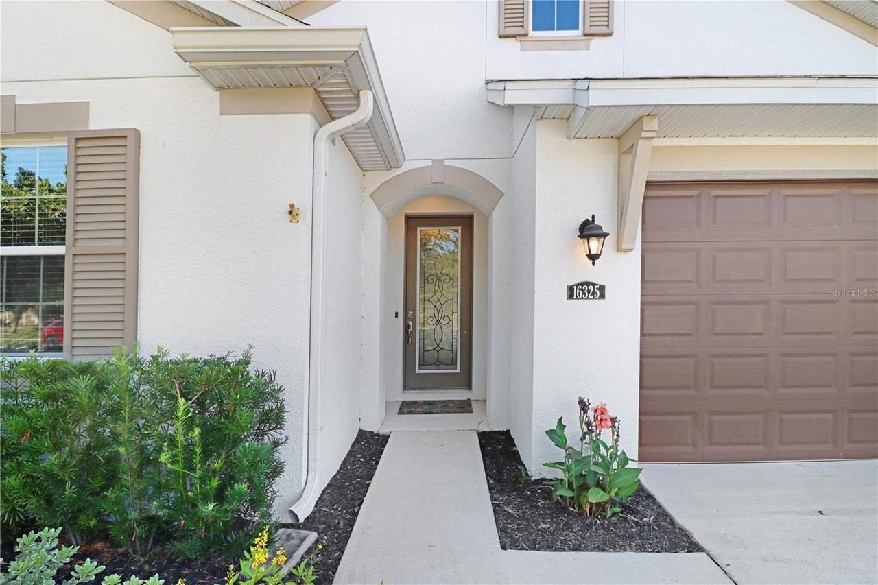 16325 Hyde Manor Dr - Photo 2 of 32