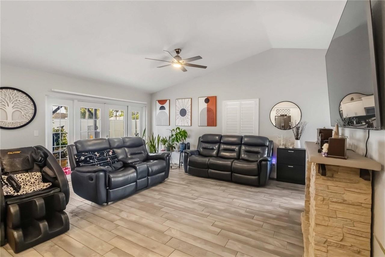 10327 Parkcrest Dr - Photo 4 of 24