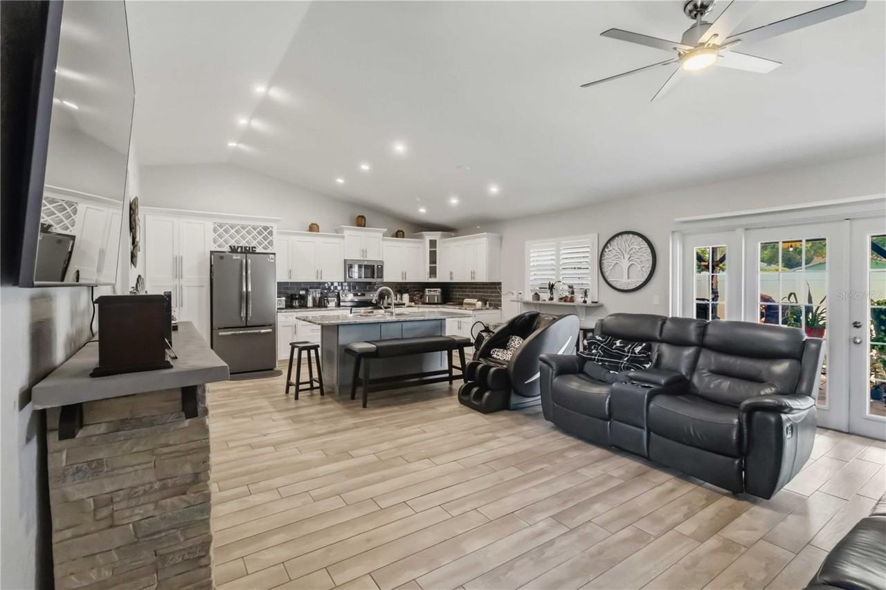 10327 Parkcrest Dr - Photo 5 of 24