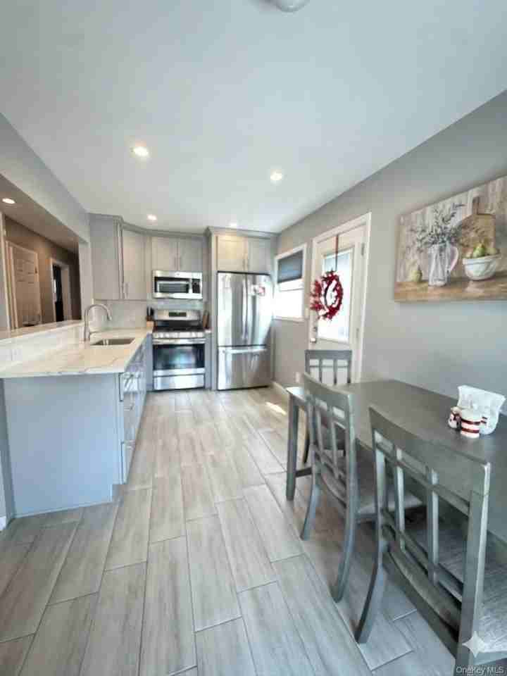 82 E Hollywood Ave - Photo 2 of 10