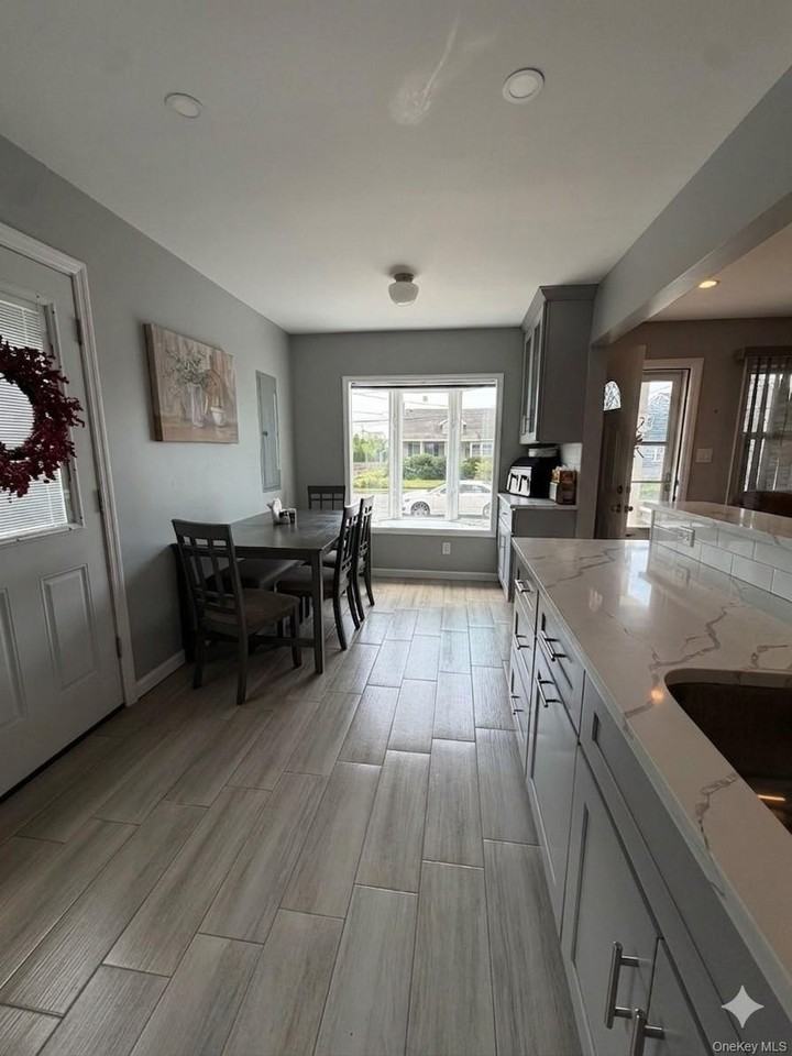 82 E Hollywood Ave - Photo 3 of 10
