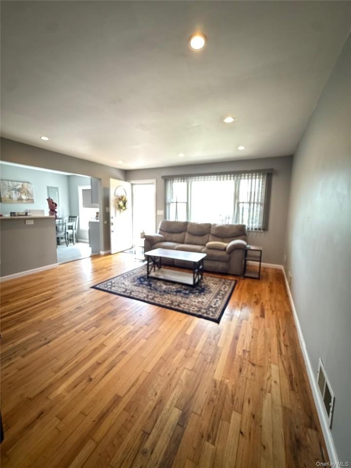 82 E Hollywood Ave - Photo 4 of 10