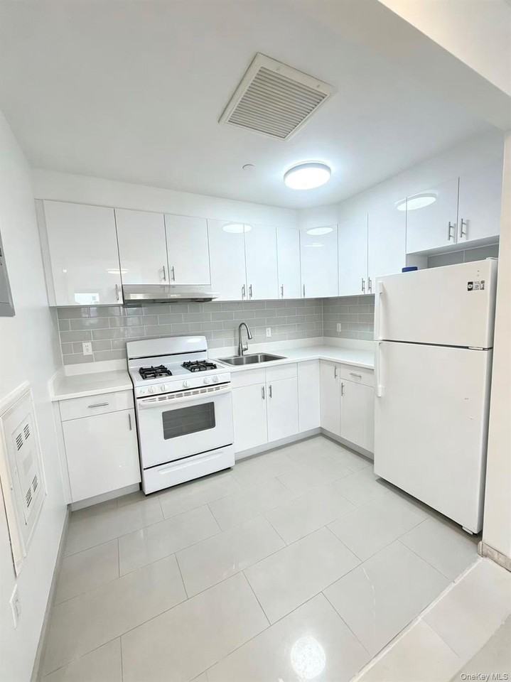 10850 Roosevelt Ave #4B - Photo 2 of 8