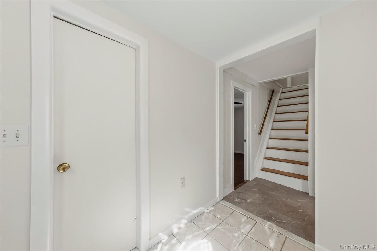 212 Center St - Photo 4 of 30