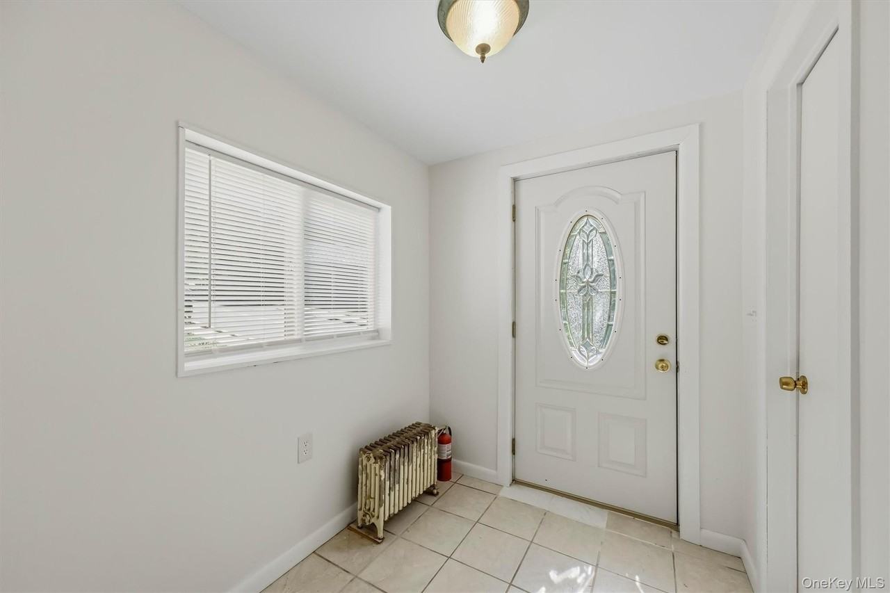212 Center St - Photo 5 of 30